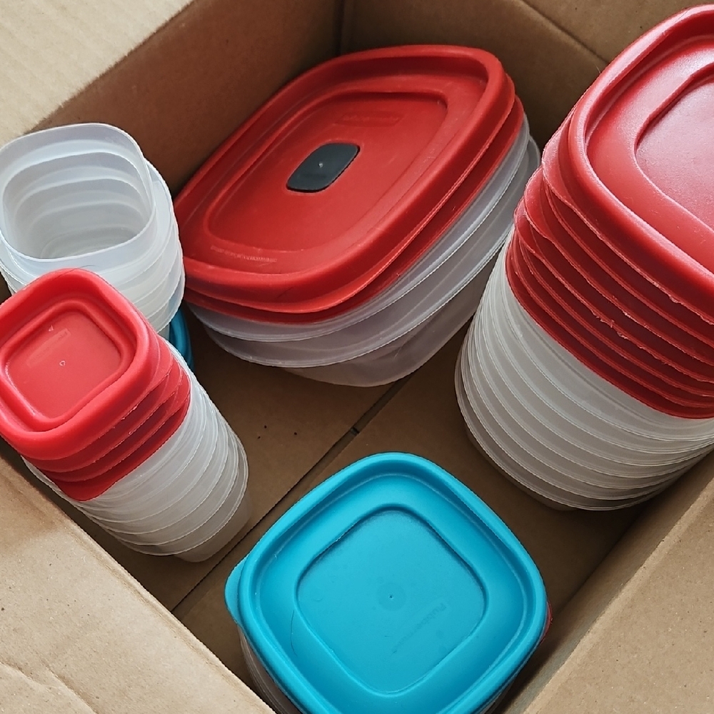 Rubbermaid Red and Blue Food Storage Containers